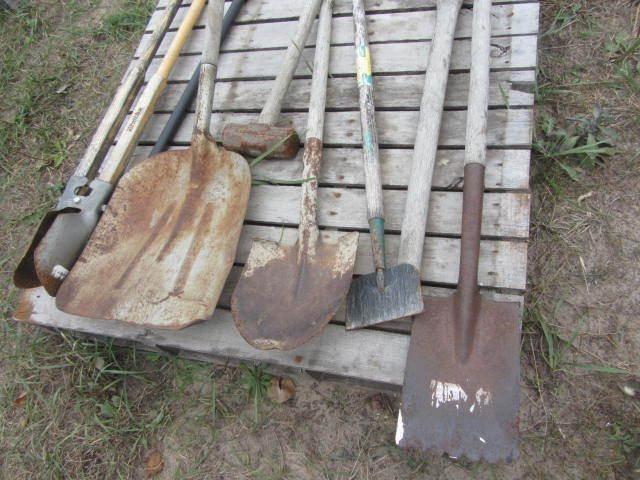 lot 71 image: Garden Hand Tools