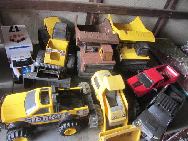 lot 172 image: Sandbox Toys