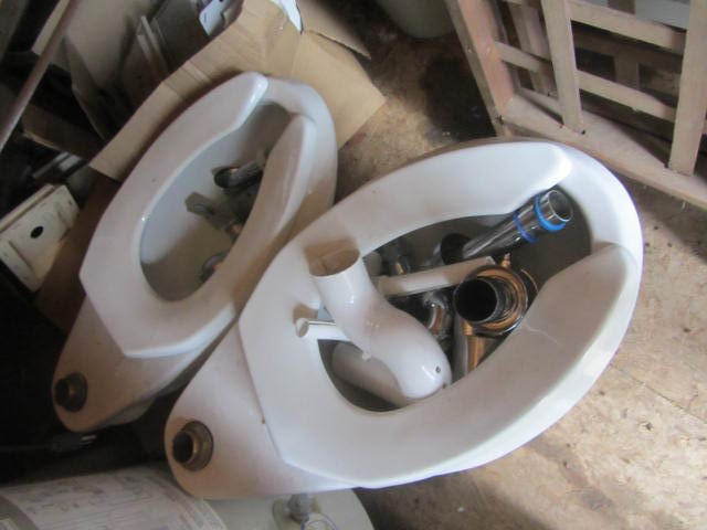 lot 175 image: Pair Commodes