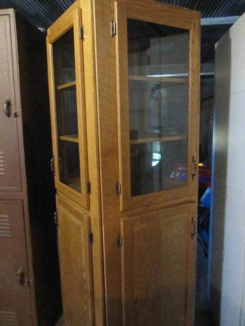 lot 189 image: Corner CabinetsCurios