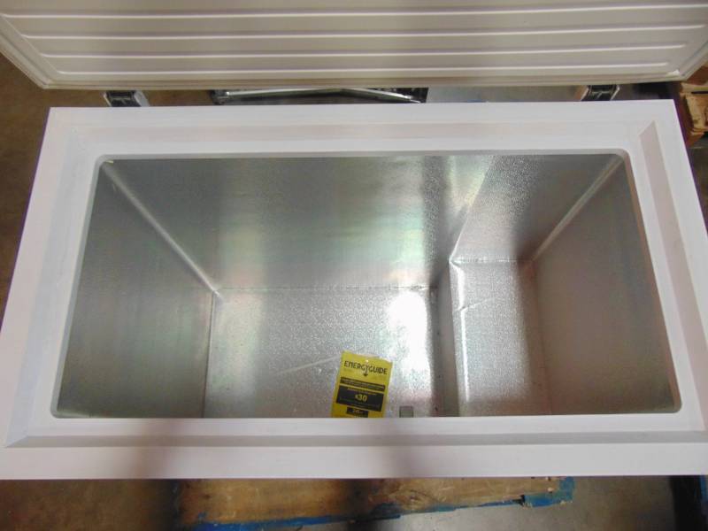 lot 510 image: Idylis 7.1-cu ft Chest Freezer (White) IF71CM33NW