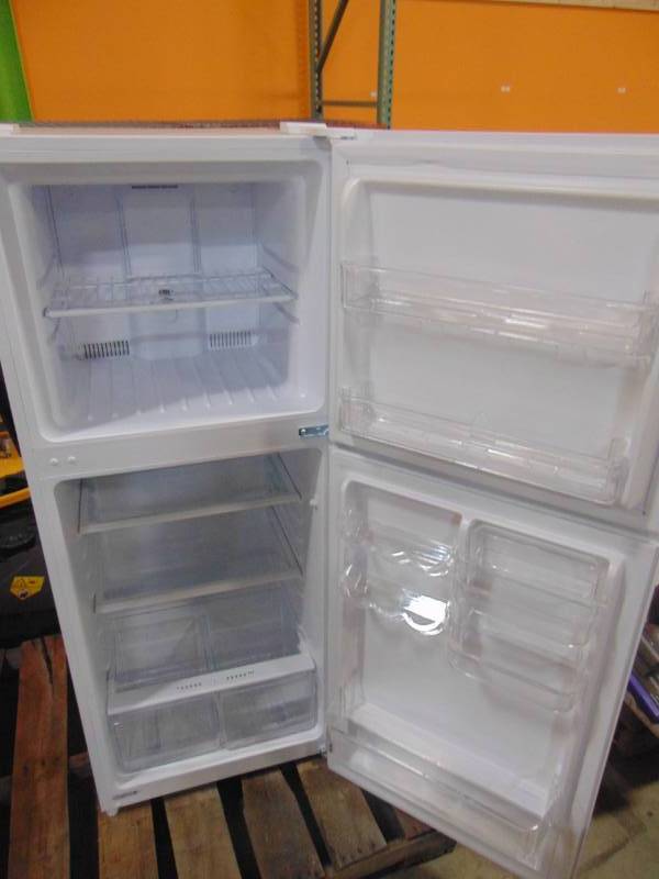 lot 512 image: Magic Chef 10.1 cu. ft. Top Freezer Refrigerator in White HMDR1000WE