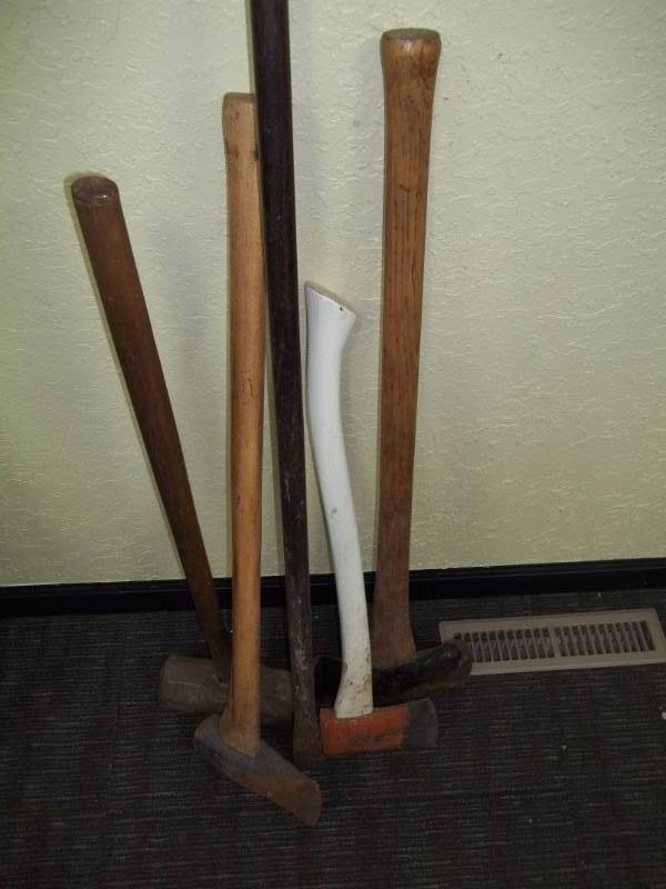 lot 20 image: Yard Tools