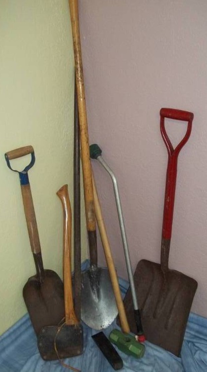 lot 37 image: Yard Tools