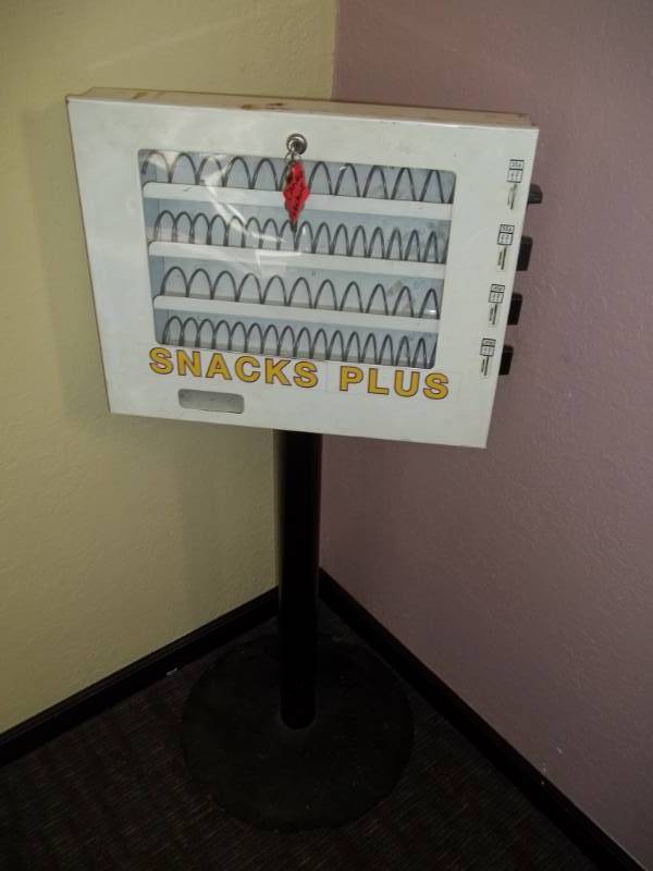 lot 165 image: Snack Vending Machine