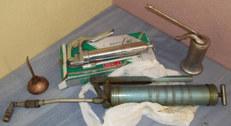 lot 177 image: Grease Guns and Oilers