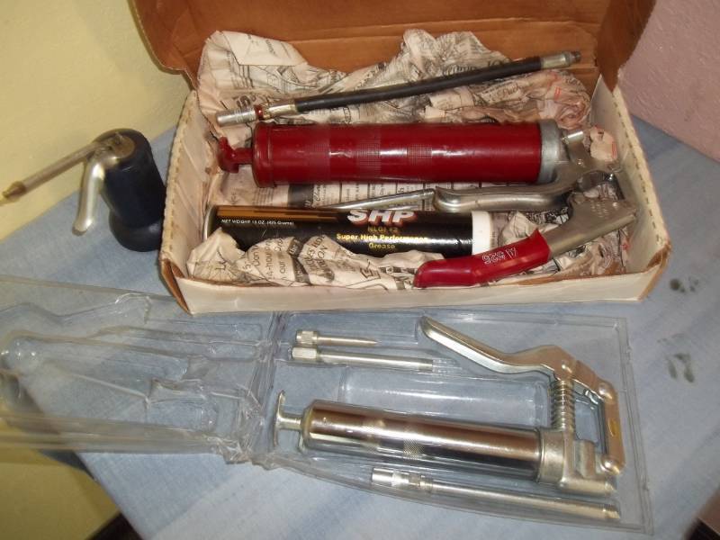 lot 178 image: Grease Guns and Oiler