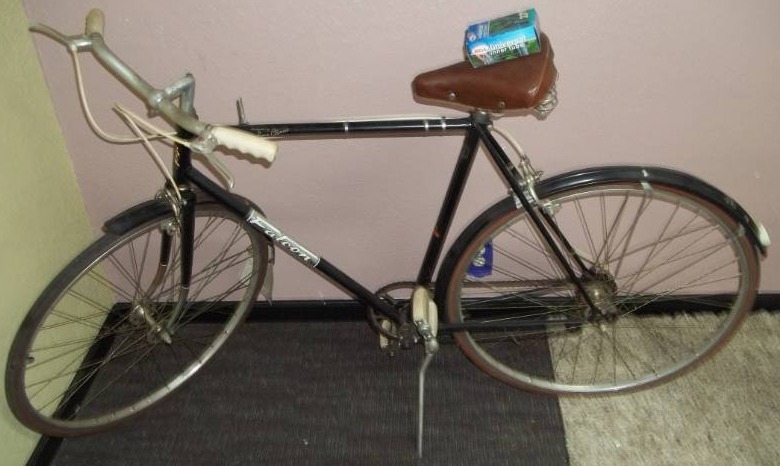 lot 230 image: Mens Bike