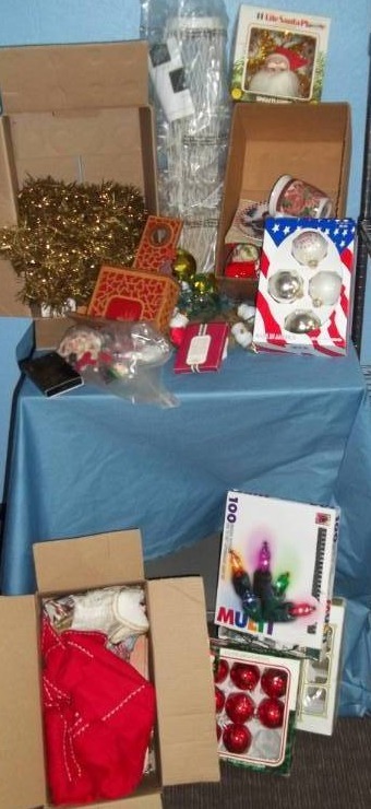 lot 233 image: Holiday Decor