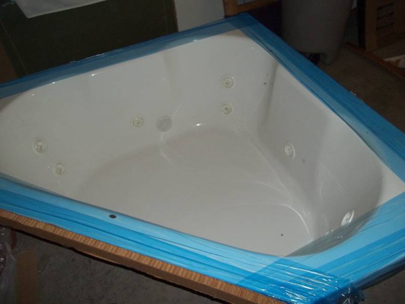 lot 321 image: Bath Tub with Water Jets