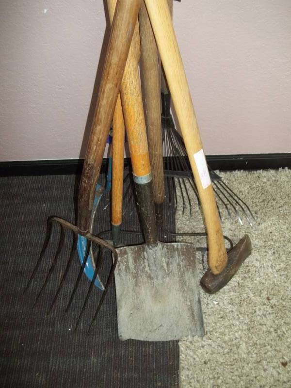 lot 32 image: Yard Tools