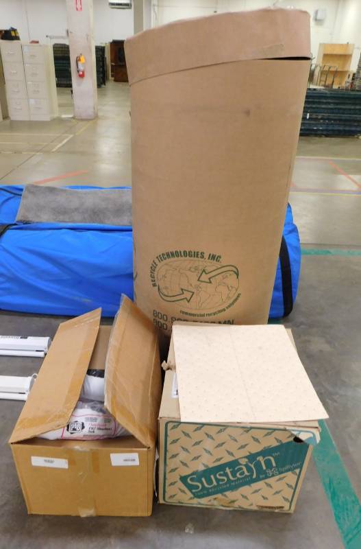 lot 33 image: Absorbent Clothes & Recycling Bin for Florescent Lights