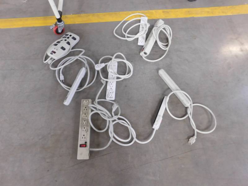 lot 42 image: 8 - Power Strips