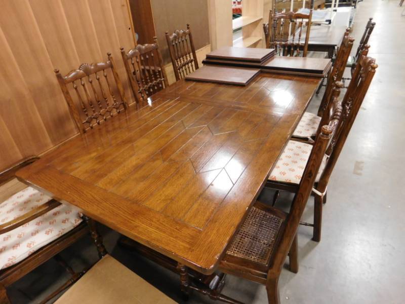 lot 66 image: High End Henredon Dining Room Set