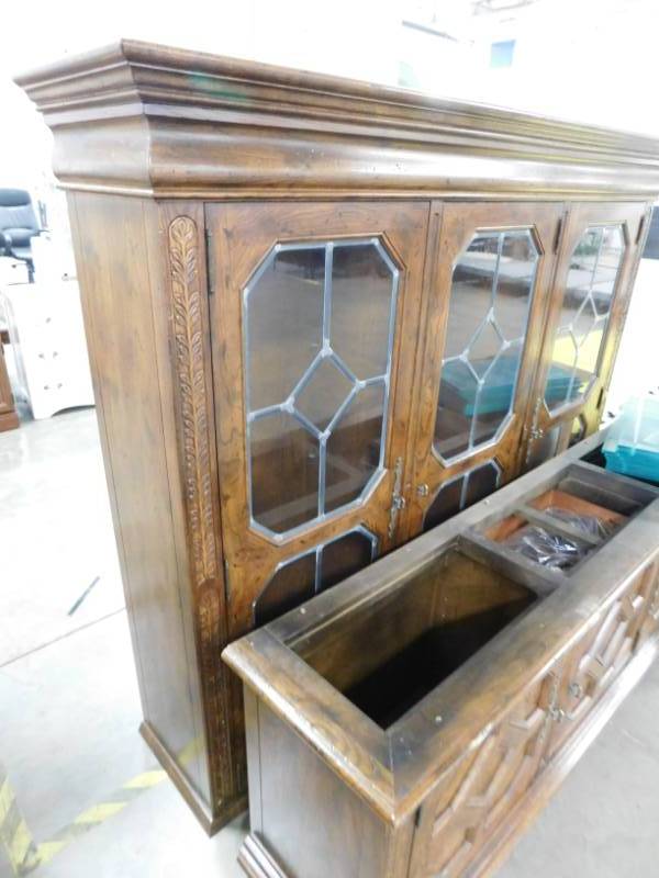 lot 85 image: High End Henredon China Cabinet