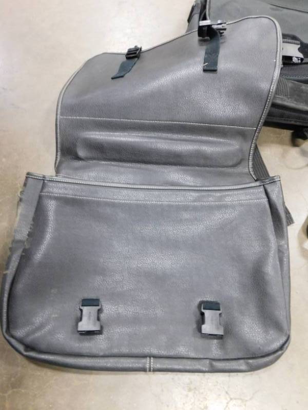 lot 125 image: 3 - Lap Top Totes