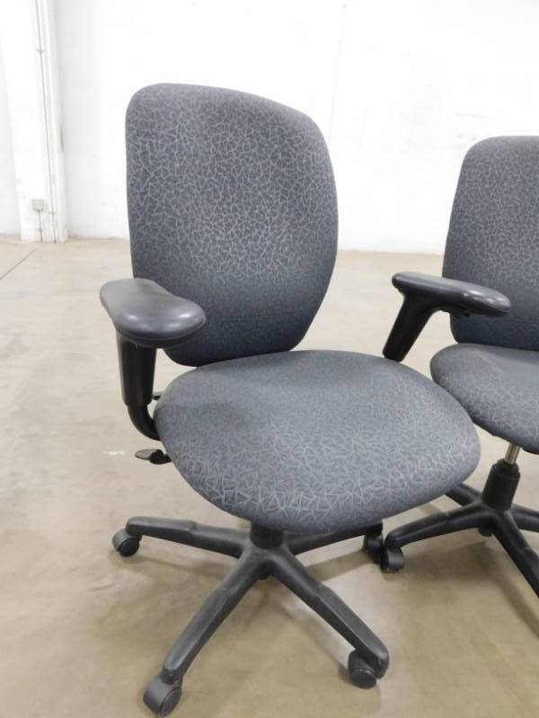 lot 142 image: 4 - Adjustable Rolling Office Chairs