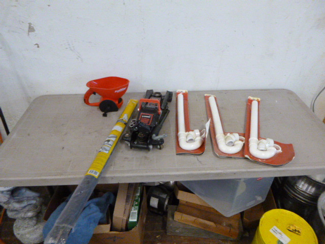 lot 38 image: Garage Items
