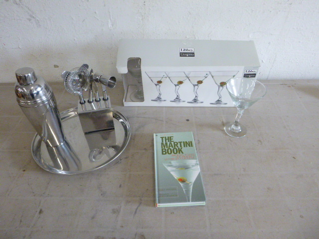 lot 60 image: Martini Set