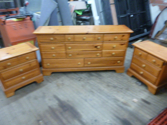 lot 6 image: Vaughan Furniture Co. Dresser and Night Stands