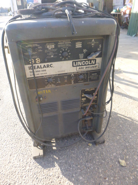lot 6 image: Lincoln Arc Welder