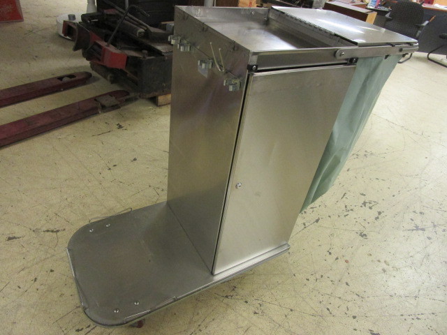 lot 440 image: JANITORIAL CLEANING CART