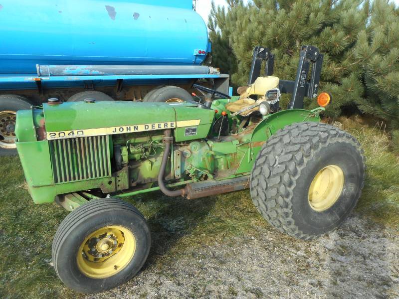 lot 3 image: 1985 John Deere 2040 Tractor