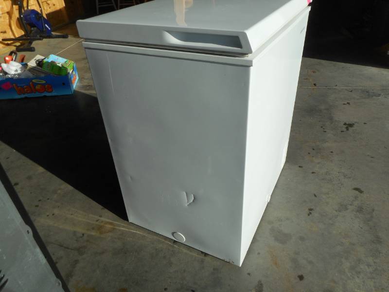lot 32 image: Black and Decker Chest Freezer