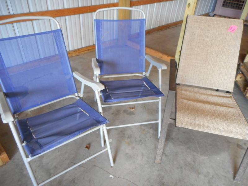 lot 23 image: Misc. Folding Chair Lot