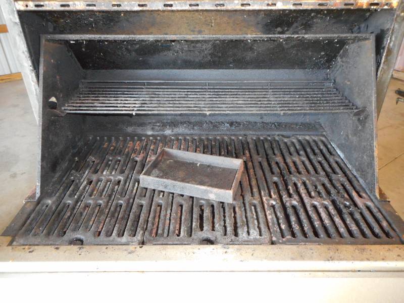 lot 13 image: Gas Grill w Cover