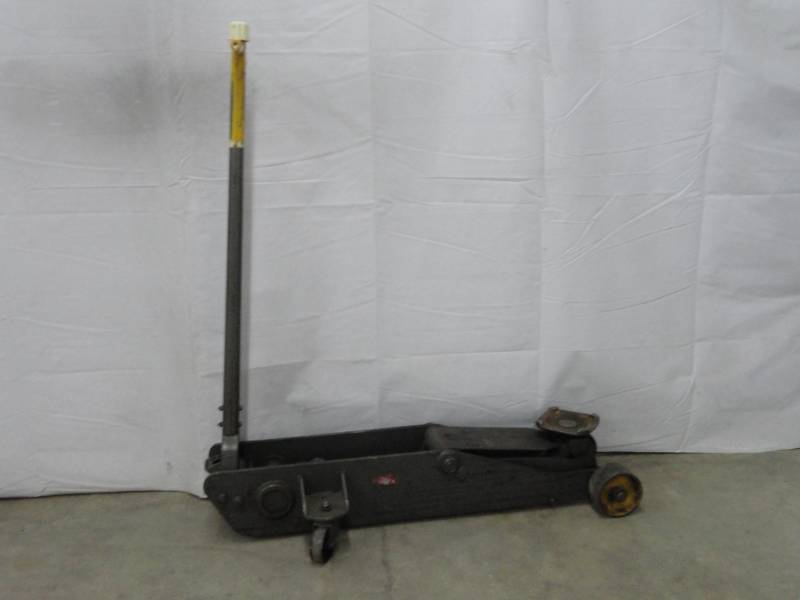 lot 808 image: Napa 10 Ton Floor Jack