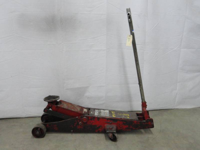 lot 811 image: 10 Ton Floor Jack