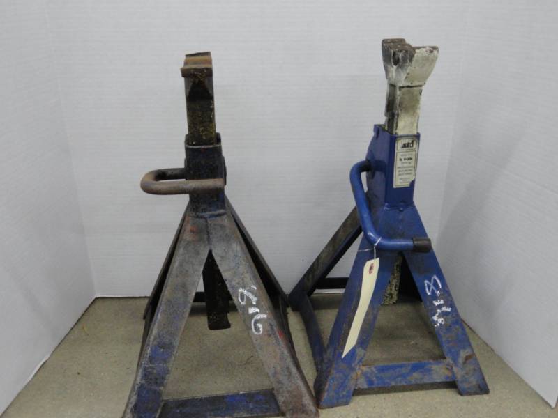 lot 816 image: Pair Of 6 Ton Jack Stands