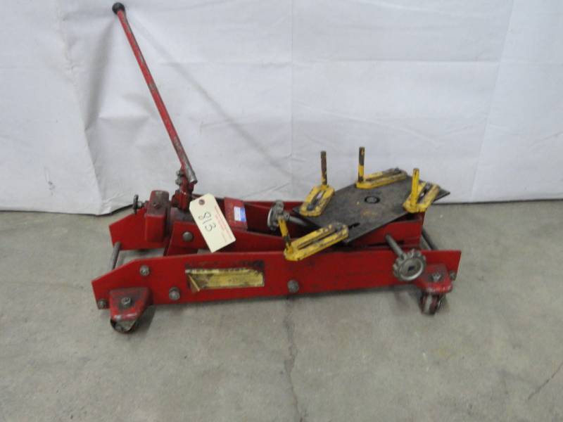 lot 813 image: 2,200lbs Transmission Jack