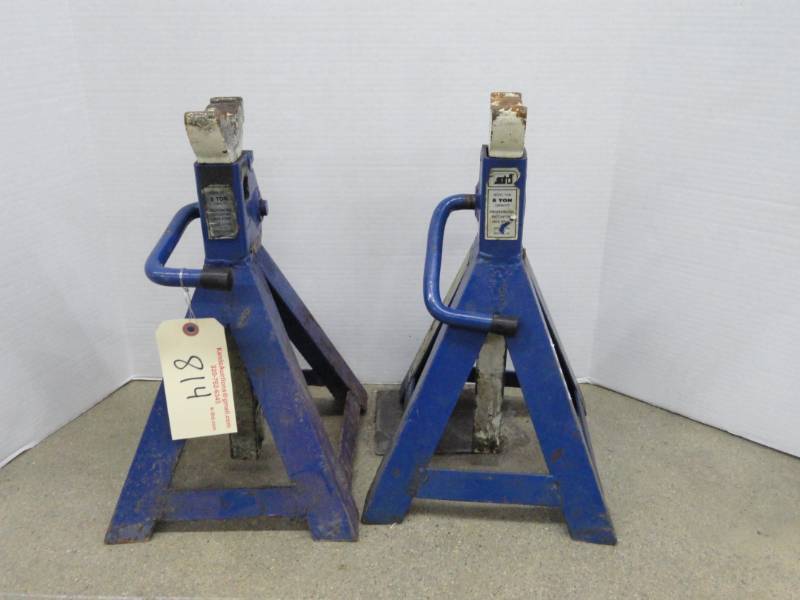 lot 814 image: Pair Of ATD 6 Ton Jack Stands