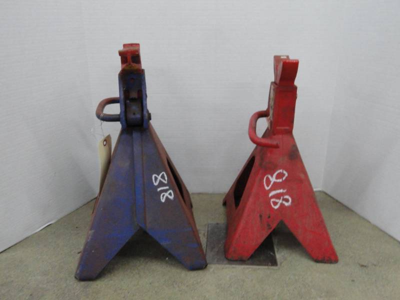 lot 818 image: Jack Stands