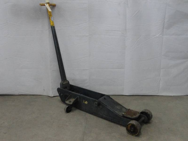 lot 823 image: Napa 10 Ton Floor Jack