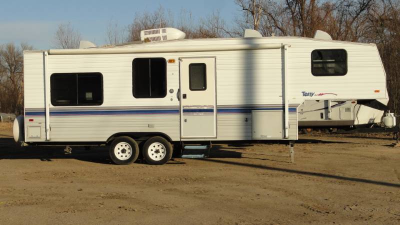 lot 1 image: 1995 Terry 5th Wheel Travel Trailer No Reserve