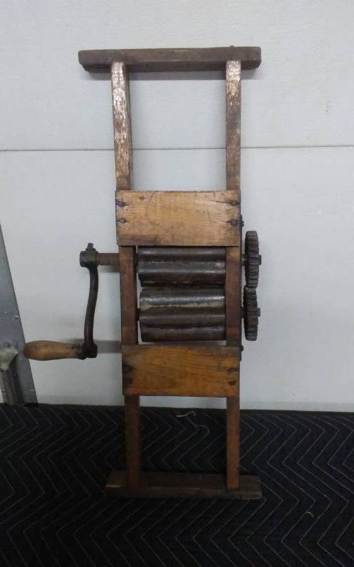 lot 3 image: Vintage Wringer
