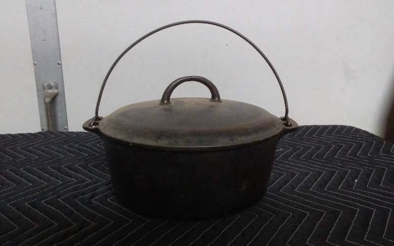 lot 5 image: Griswold #9 Cast Iron Dutch Oven With Lid