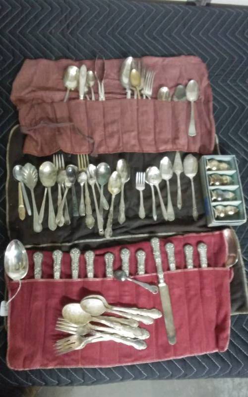 lot 11 image: Rogers & Gorham Vintage Silver Plate Flatware, Salt & Peppers