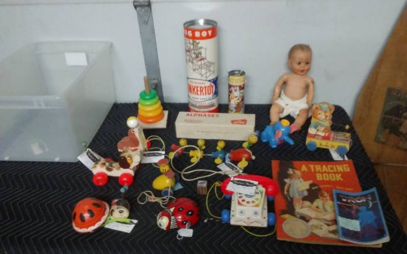 lot 24 image: Lot Of Vintage Toys
