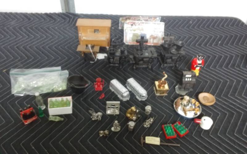 lot 25 image: Collectible Cast Iron, Coca-Cola & Other Collectible Miniatures