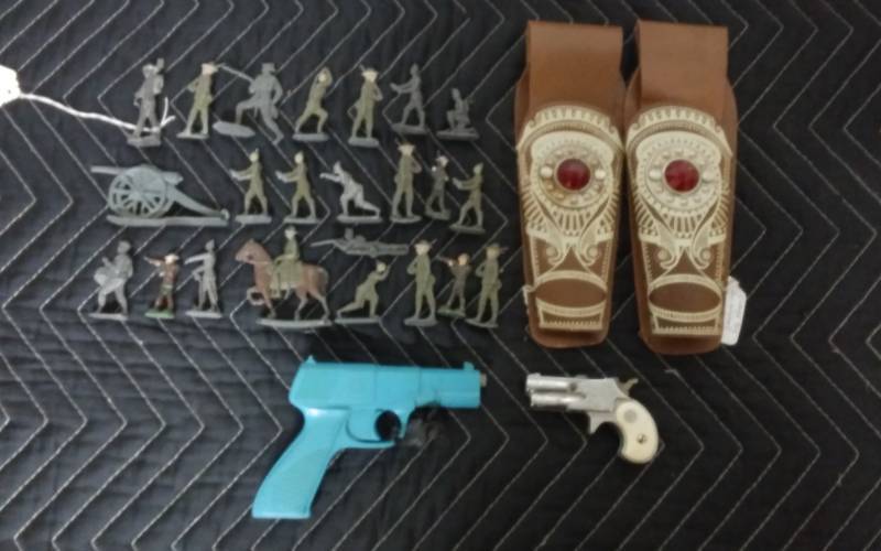 lot 26 image: Collectible Lead Solders, Cannons, Related. Old Holsters & Toy Guns