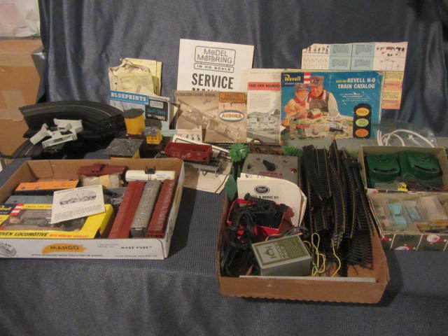 lot 6 image: Aurora Train & Car Racing Set
