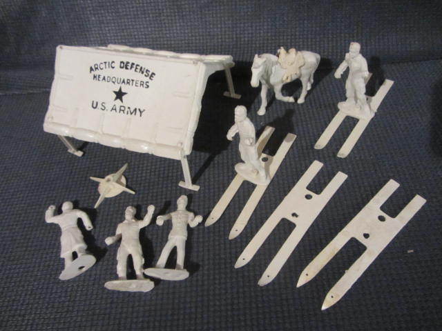 lot 21 image: Arctic Defense Play Set
