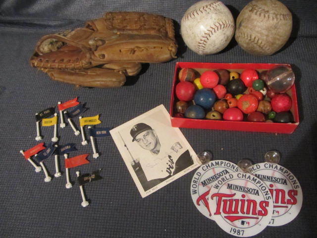 lot 46 image: Tom Mele Photo, Soft Balls, Mitt