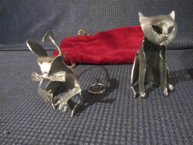 lot 92 image: Cat & Mouse Mobile