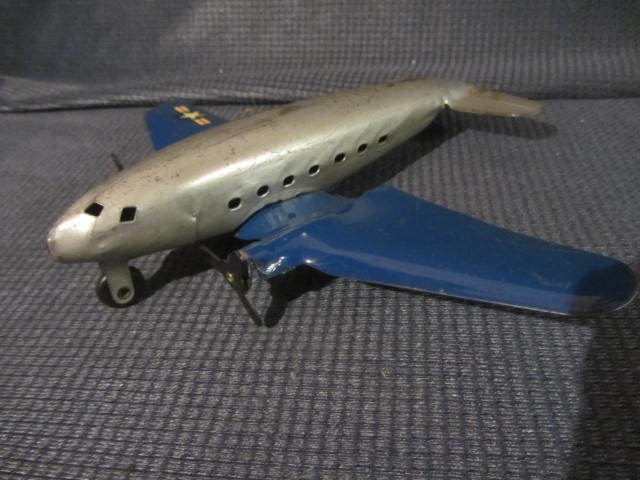 lot 102 image: Airplane - Pressed Steel