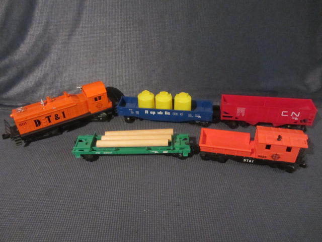 lot 108 image: Lionel Engine & Cars